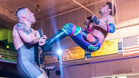 Luchador juega Nintendo Switch mientras está en el ring