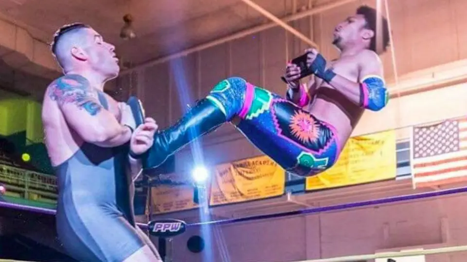 Luchador juega Nintendo Switch mientras está en el ring