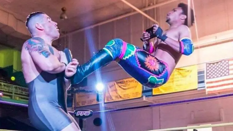 Luchador juega Nintendo Switch mientras está en el ring