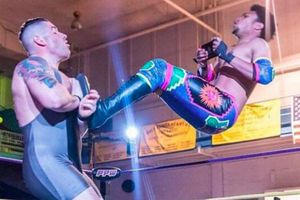 Luchador juega Nintendo Switch mientras está en el ring