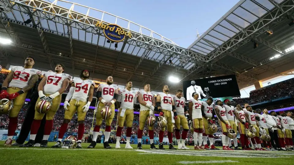Chiefs y 49ers guardaron minuto de silencio por Kobe Bryant en el Super Bowl LIV