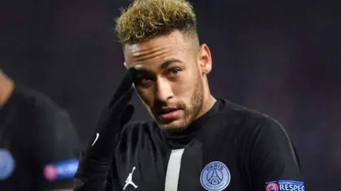 Emmanuel Petit: 'Neymar se cag... en el PSG, no tiene respeto alguno'
