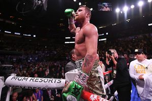 Canelo Álvarez, en pláticas para enfrentar a Derevyanchenko en septiembre
