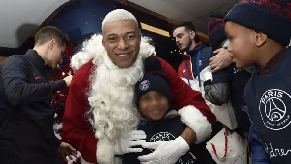 Mbappé se convirtió en Santa Claus para convivir con pequeños fans del PSG