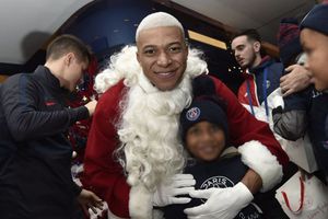 Mbappé se convirtió en Santa Claus para convivir con pequeños fans del PSG