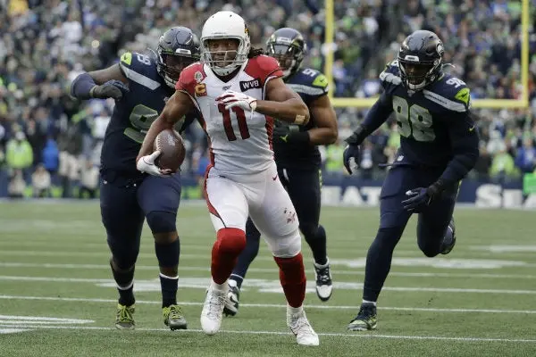 Larry Fitzgerald corre y escapa de la defensa de los Seahawks