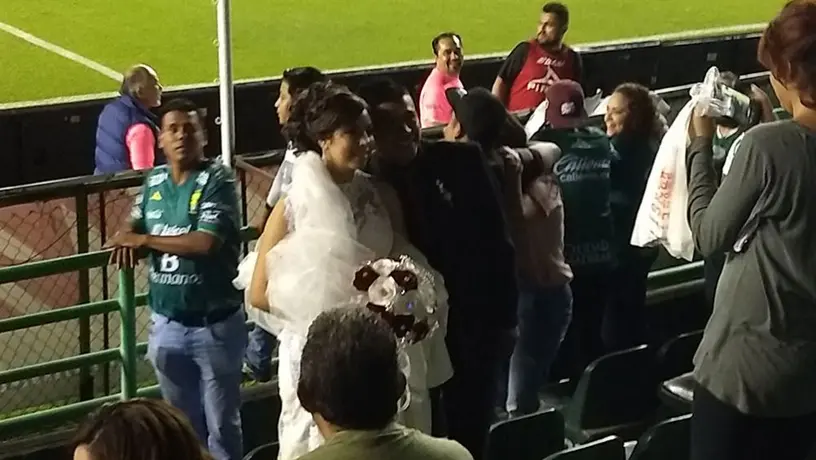 León presumió a pareja de recién casado previo al partido ante Toluca
