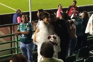 León presumió a pareja de recién casado previo al partido ante Toluca