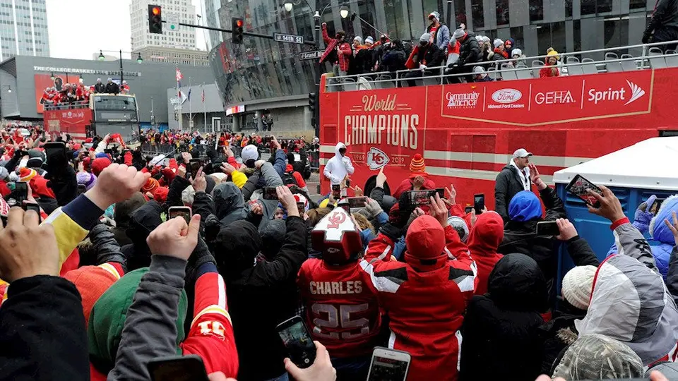 Chiefs festejan triunfo en Super Bowl LIV con desfile en Kansas City