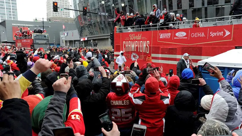 Chiefs festejan triunfo en Super Bowl LIV con desfile en Kansas City