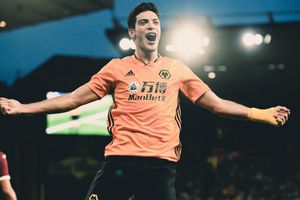 América regaló playeras versión niño y niña a Raúl Jiménez