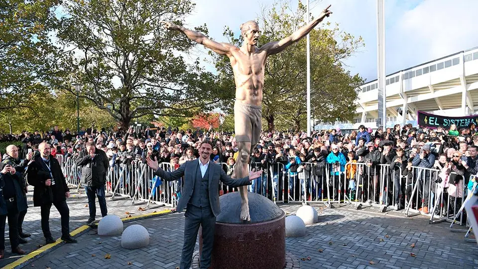 Estatua de Zlatan Ibrahimovic, develada en Malmö