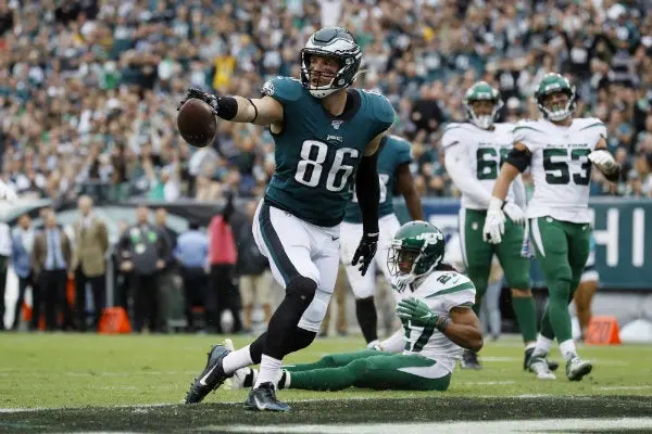 Zach Ertz celebrando una anotación con Eagles | AP
