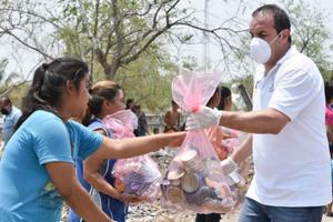 Cuauhtémoc Blanco entregó despensas a familias vulnerables en Morelos