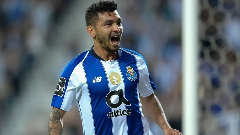 ¿Por qué Tecatito Corona no llegó al Barcelona?