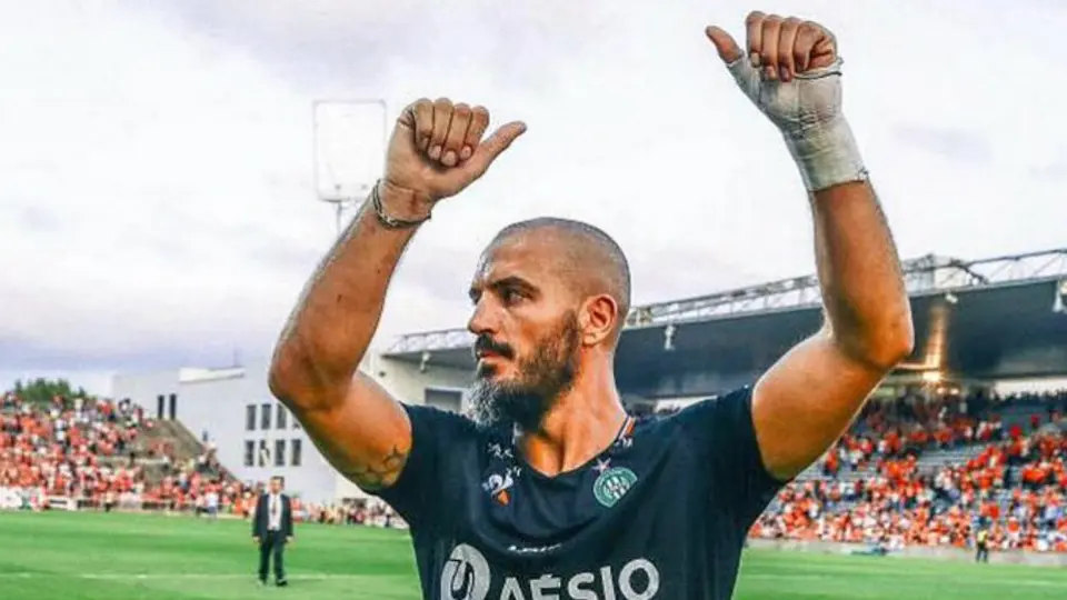 Hijo del portero del Saint-Étienne lloró porque tuvo que usar playera del Lyon