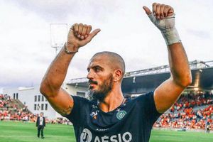 Hijo del portero del Saint-Étienne lloró porque tuvo que usar playera del Lyon