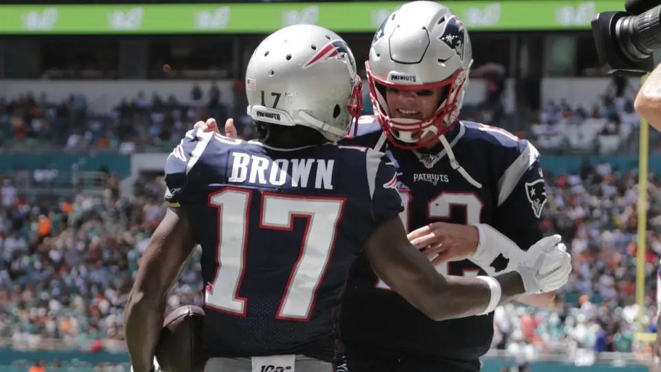 New England aplastó a Miami en el debut de Antonio Brown