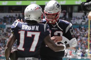 New England aplastó a Miami en el debut de Antonio Brown
