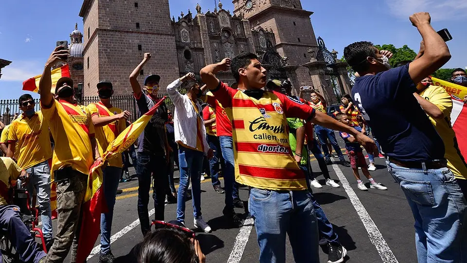 Barra de Monarcas se manifiesta con mantas afuera de las oficinas del club
