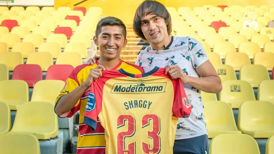 Shaggy Martínez regaló jersey a niño que pintó el suyo con un plumón