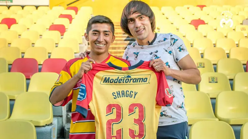 Shaggy Martínez regaló jersey a niño que pintó el suyo con un plumón