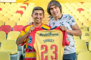 Shaggy Martínez regaló jersey a niño que pintó el suyo con un plumón