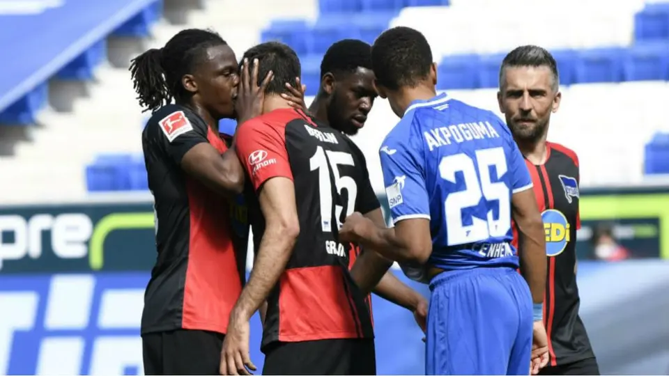 Dedryck Boyata festejó un gol besando a un compañero en regreso de la Bundesliga