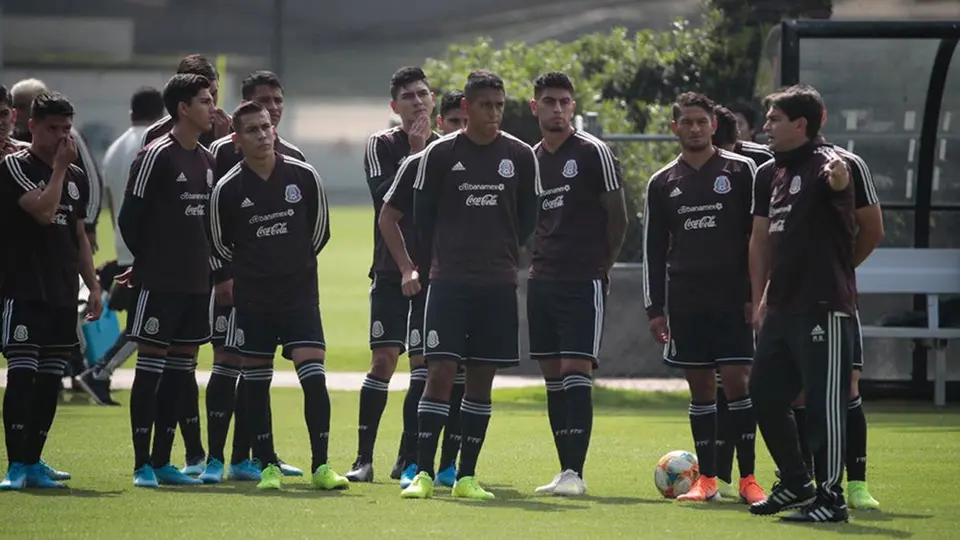 Tata Martino puso énfasis en la salida con balón controlado en práctica del Tri