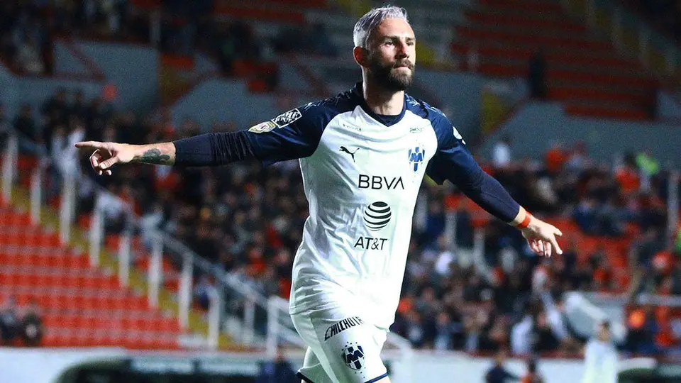 Layún agradeció a médicos que luchan diario contra el coronavirus