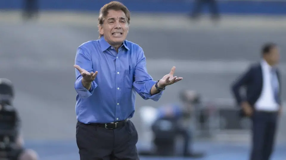 Carlos de los Cobos fue agredido al término de un partido de El Salvador