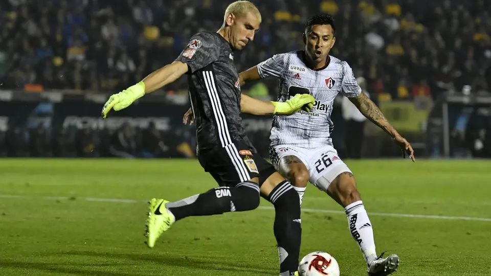 Nahuel criticó al VAR en duelo de Tigres, explicando la jugada con su celular