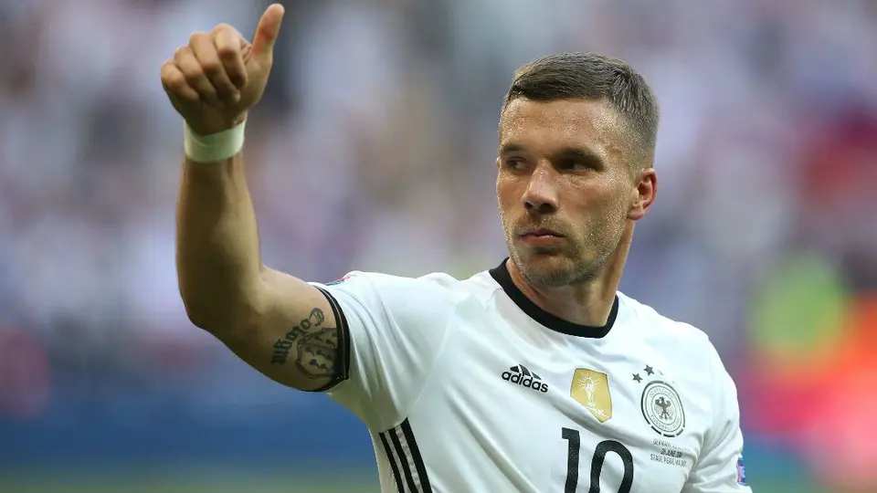 Lukas Podolski, nuevamente en la mira de Rayados