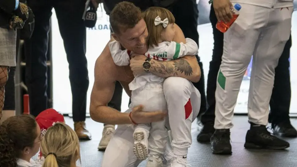 Hija del Canelo lo persignó antes de subir al ring