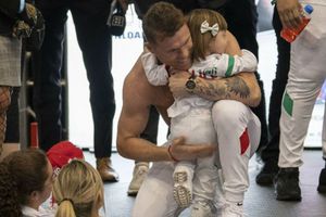 Hija del Canelo lo persignó antes de subir al ring