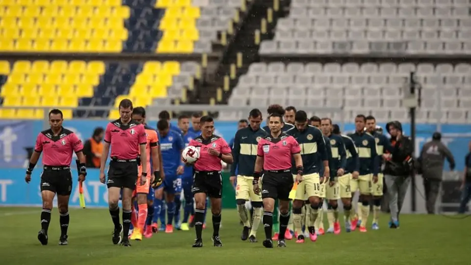 Estadio Azteca alberga juego a puerta cerrada 11 años después