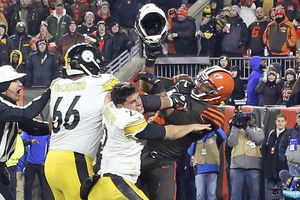 Myles Garrett, suspendido el resto de la temporada tras cascazo a Rudolph