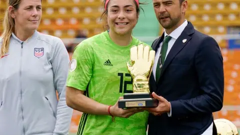 Wendy Toledo del Tri Sub 20 Femenil, galardonada con el Guante de Oro