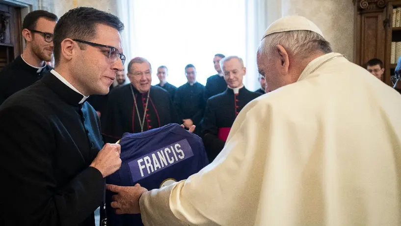 Ravens le regaló un jersey con su nombre al Papa Francisco