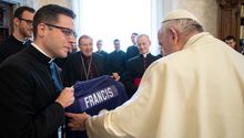 Ravens le regaló un jersey con su nombre al Papa Francisco