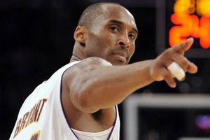 VIDEO: Kobe Bryant fue despedido con música de banda afuera del Staples Center