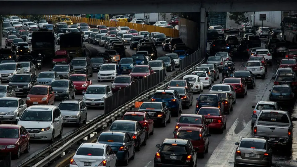 Semovi aclaró que sí podrá viajar una sola persona en auto en la CDMX