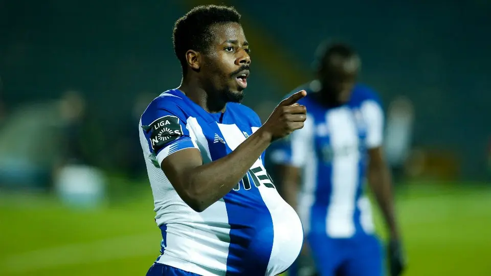 Porto y Tecatito Corona vencieron a Santa Clara y arrebataron liderato al Benfica