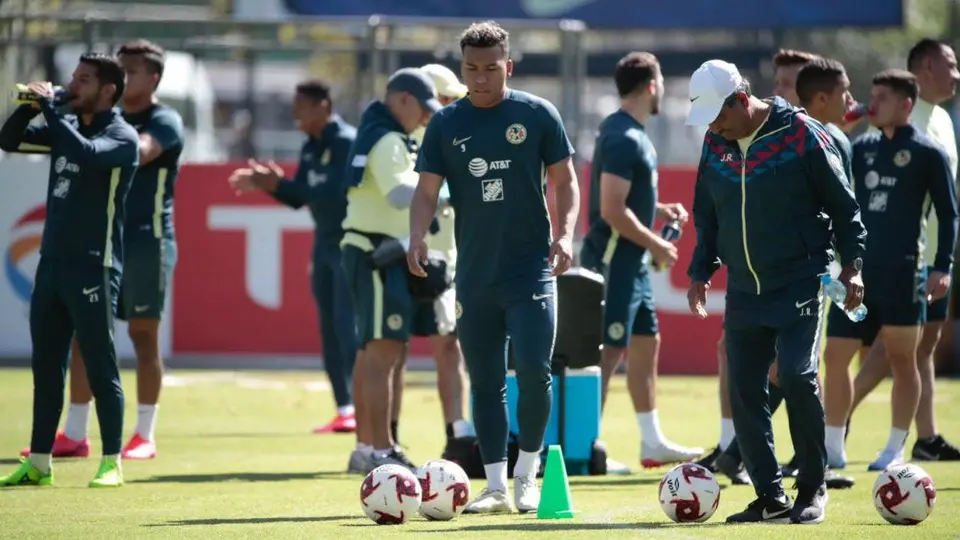 América: Roger Martínez entrena con normalidad, esperando concretar su salida