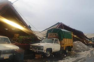 Central de Abastos sufre caída de techos en distintas naves por granizada