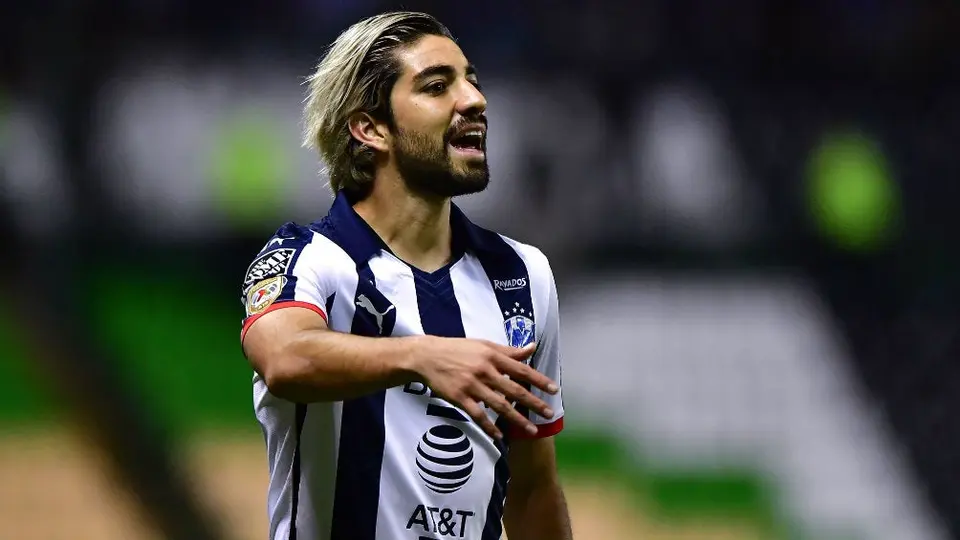 Rodolfo Pizarro llamó 'deforme' a un aficionado en Twitter