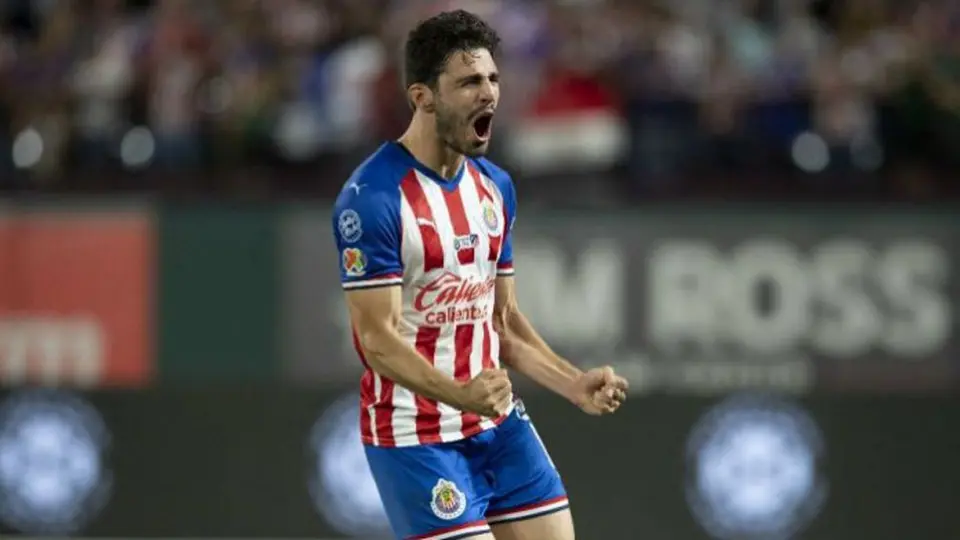 Pollo Briseño, el único refuerzo de Chivas que se mantiene como titular