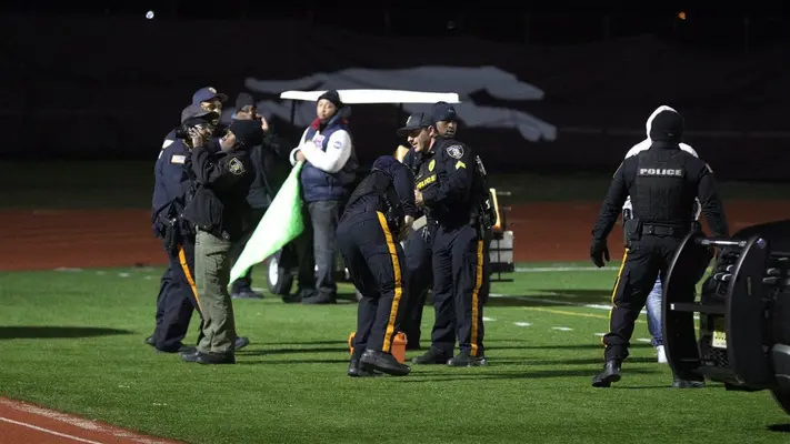 Tiroteo en partido de futbol americano dejó tres heridos y cinco detenidos
