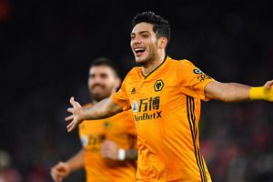 Raúl Jiménez jugó al gotcha con sus compañeros del Wolverhampton