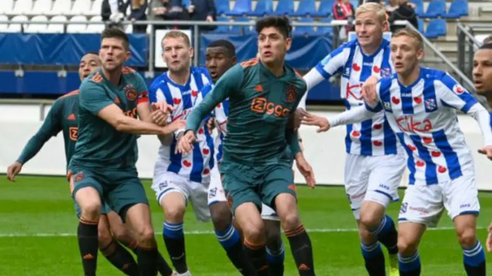 Ajax y Edson Álvarez cayeron en partido amistoso ante Heerenveen